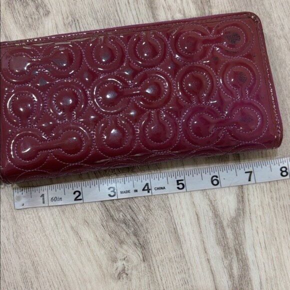 Coach Purple patent leather zip wallet flawed - Picture 4 of 9